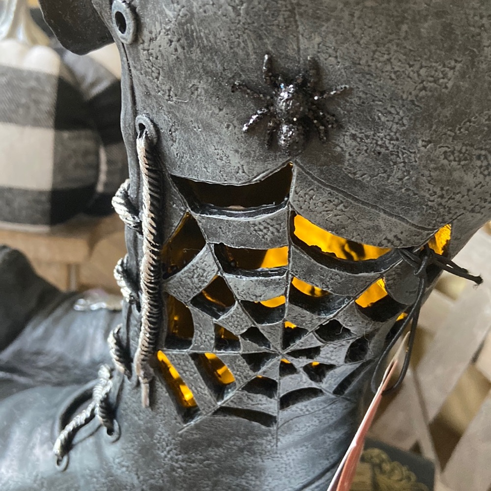 NEW! LIGHTED Halloween Vintage Inspired Ceramic Gothic Salem Witch Boots - Picture 3 of 15